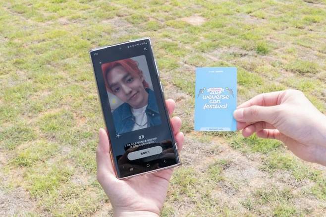 하이브가 '2024 위버스콘 페스티벌'에서 선보인 디지털 포토카드. 실물 카드를 위버스렌즈로 찍으면 디지털 형태로 소장이 가능하다.사진제공=하이브