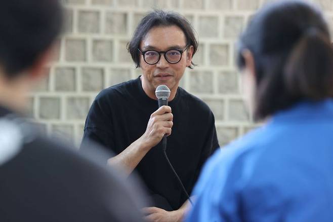 싱가포르 작가 호추니엔이 3일 오후 서울 종로구 아트선재센터에서 열린 '호추니엔: 시간과 클라우드' 기자간담회에서 취재진의 질문에 답하고 있다. [이미지출처=연합뉴스]