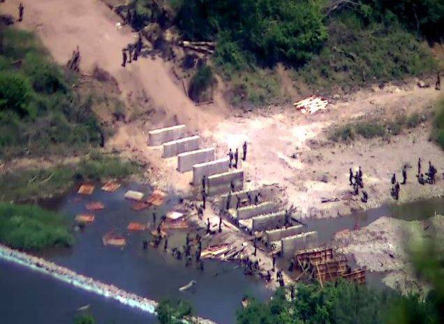 북한군이 전방에 교량을 만들고 있다. (사진제공=합동참모본부)