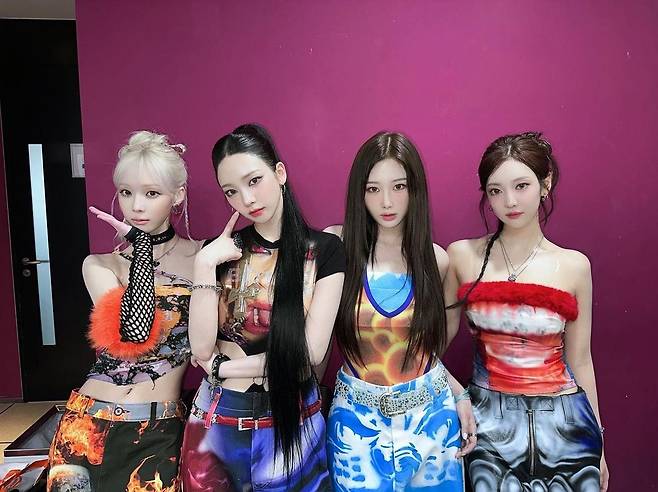 쇠맛 여전사 컨셉으로 컴백한 에스파도 링 귀걸이 룩을 보여 주었다. 에스파.