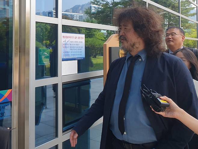 방송인 김어준씨가 이동재 전 기자에 대한 허위사실 유포 및 명예훼손 재판에 피고인 신분으로 출석하고 있다. 이날 열린 1차 공판에서 김씨는 혐의를 모두 부인했다. /강우석 기자