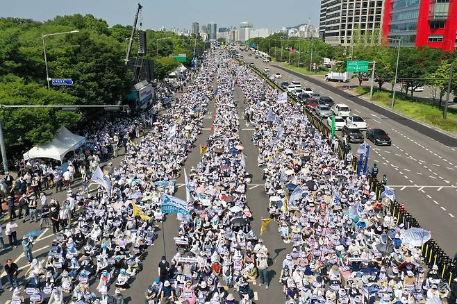 18일 오후 서울 여의도에서 대한의사협회(의협) 주최로 열린 ‘의료농단 저지 전국의사 총궐기대회’ 참가자들이 여의도공원 옆 여의대로를 점거하고 있다. / 장련성 기자