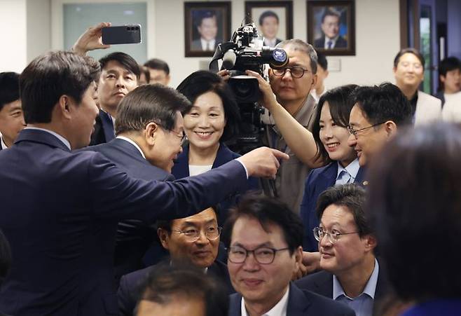 이재명 더불어민주당 대표가 17일 여의도 중앙당사에서 열린 중앙위원회의에서 참석자들과 인사하고 있다. ⓒ연합뉴스