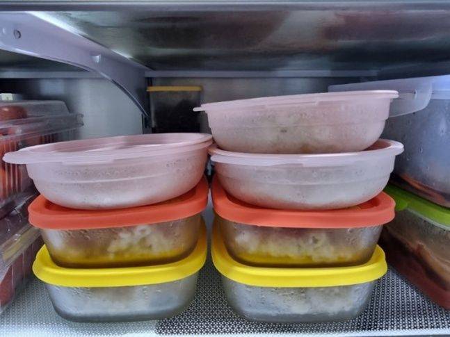 ⓒ작은 전자랜지용 그릇에 담아 냉동실에 넣어 놓은 밥