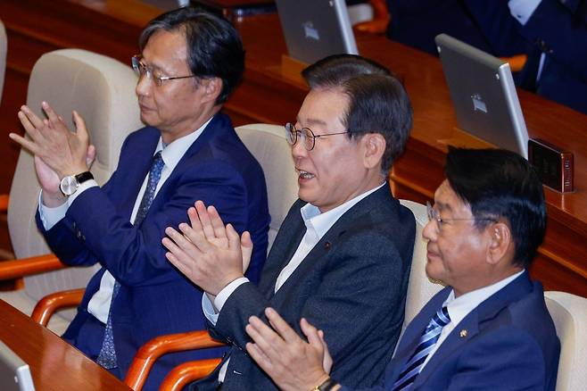 22대 국회 첫 본회의가 6월 5일 오후 국민의힘 불참 속에 야당 단독으로 열렸다. 더불어민주당 이재명  대표(가운데)가 민주당 출신 우원식 국회의장의 당선 인사에 손뼉 치고 있다. 뉴스1
