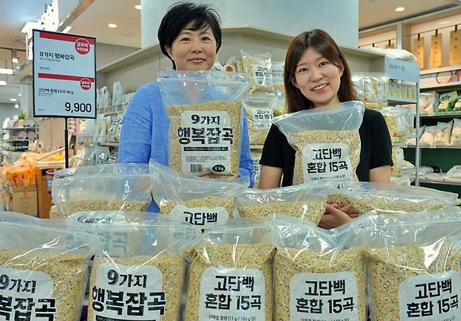 롯데마트와 슈퍼는 다음 달 17일까지 '고단백 혼합 15곡(4kg)'을 1만 원 이하 가격에 판매한다. 롯데마트 제공