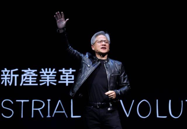 젠슨 황 엔비디아 최고경영자가 지난 2일 대만 타이베이에서 열린 컴퓨텍스에서 관객들을 향해 손을 들어 인사하고 있다. 그는 이날도 트레이드 마크인 검은색 가죽 재킷을 착용했다. 그는 아침마다 생각해야 할 거리를 하나라도 줄이려는 의도에서 늘 가죽 재킷을 착용한다고 한다. 타이베이=AP 연합뉴스