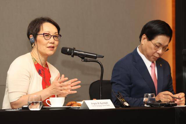 앤젤라 북달 수석 랍비가 18일 서울 여의도의 한 호텔에서 열린 대담에서 한국의 저출산 문제에 대해 얘기하고 있다. 오른쪽은 대담자로 나선 여의도순복음교회 이영훈 담임목사. 연합뉴스