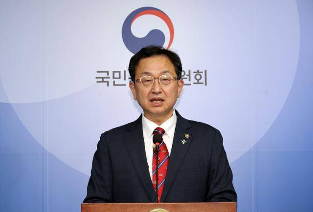 정승윤 국민권익위원회 부위원장 겸 사무처장이 지난 10일 세종시 정부세종청사에서 윤석열 대통령 부인 김건희 여사의 '명품 가방 수수 의혹' 신고 사건에 대해 청탁금지법상 공직자 배우자에 대한 제재 규정이 없다는 점을 들어 종결 처리한다고 밝히고 있다. 뉴시스