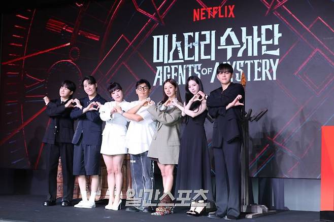 이용진, 존박, 정종연 PD, 이은지, 이혜리, 김도훈, 카리나가가 18일 오전 서울 마포구 호텔엠갤러리에서 열린 넷플릭스 예능 '미스터리 수사단' 제작발표회에 참석해 포즈를 취하고 있다. '미스터리 수사단'은 이용진, 존박, 이은지, 이혜리, 김도훈, 카리나가 과학적으로 설명할 수 없는 기묘한 사건들을 추적하고 해결하는 어드벤처 추리 예능. 서병수 기자 qudtn@edaily.co.kr /2024.06.18/