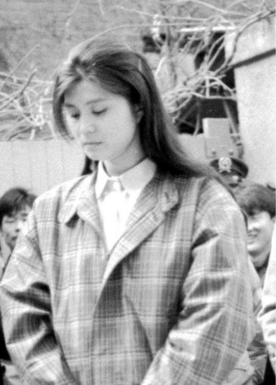 대한항공 858기 폭파범 김현희씨가 1989년 3월 법원에 출석하는 모습. 김씨는 남파간첩 김동식씨가 나온 금성정치대학 공작반원 출신이다. 중앙포토