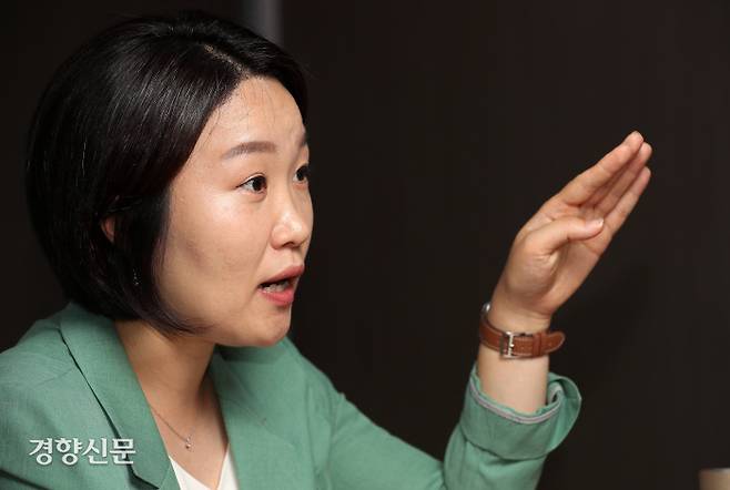 이소영 더불어민주당 의원이 17일 국회 의원회관 사무실에서 에너지 정책과 기후위기 현안과 관련해 경향신문과 인터뷰하고 있다. 정지윤 선임기자