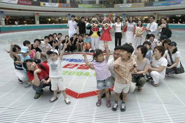 Guests participate in a time capsule event on June 29, 2004, at Lotte World Ice Rink. (Lotte World Adventure)