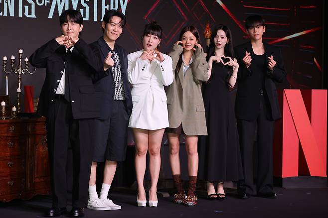 From left: Lee Yong-jin, John Park, Lee Eun-ji, Lee Hye-ri, Yu Ji-min and Kim Do-hoon pose for a photo during a press conference held in Mapo-gu, Seoul, Tuesday. (Yonhap)