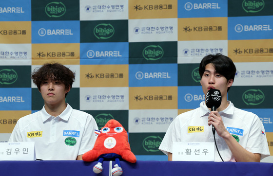 Swimmers Kim Woo-min, left, and Hwang Sun-woo speak during a press conference at Jincheon National Training Center of Korean Sport and Olympic Committee in Jincheon, North Chungcheong on Tuesday. [NEWS1]