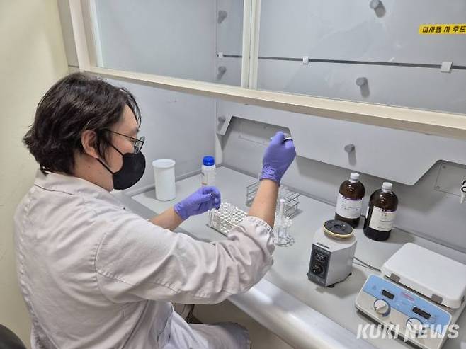 화성시 농업기술센터 연구원이 토양중금속 분석을 하고 있다.&nbsp;