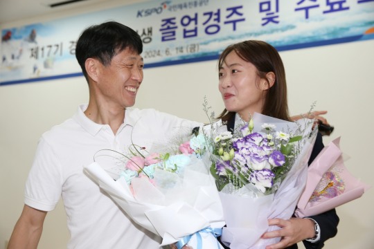 한국 경정 최초 ‘부녀(父女) 경정 선수’인 2기 이용세 선수와 이현지 후보생이 서로 마주 보며 기쁨을 나누고 있다.