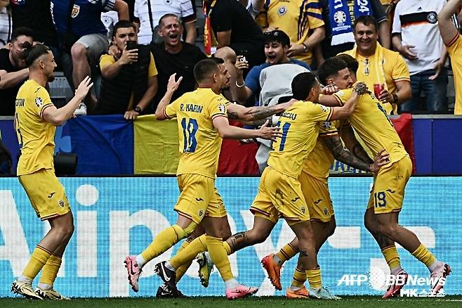 기뻐하는 루마니아 선수단. 사진(독일 뮌헨)=ⓒAFPBBNews = News1