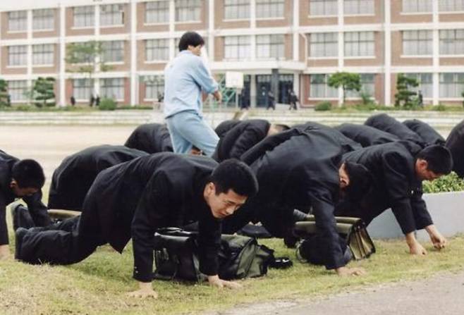 1971년 경남 함안의 한 중학교 교사가 밤늦게 돌아다닌 학생들을 체벌한 사건으로 재판에 넘겨졌다. 사진은 기사와 무관함./사진=영화 <말죽거리잔혹사> CJ 엔터테인먼트