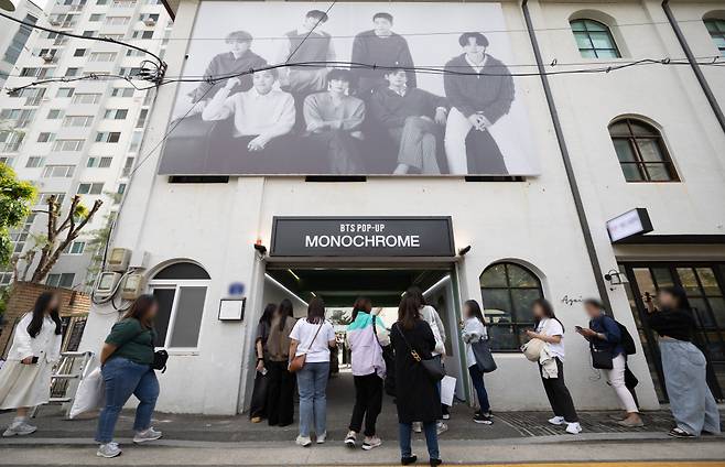 (서울=뉴스1) 이재명 기자 = 지난달 4월 26일 오후 서울 성동구의 한 스튜디오 건물에서 열린 방탄소년단(BTS)의 팝업 '모노크롬'을 찾은 팬들이 쇼룸에 입장하기 위해 줄을 서 있다.