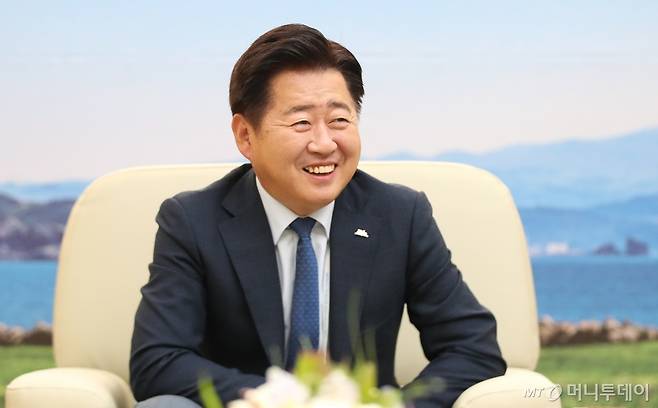 [서귀포=뉴시스] 우장호 기자 = 오영훈 제주지사가 18일 오전 서귀포시 제주국제컨벤션센터(JEJU ICC)에서 열린 '2024 그린수소 글로벌 포럼 WITH 글로벌 분산에너지 포럼'에 참석해 인터뷰를 하고 있다. 2024.06.18. woo1223@newsis.com /사진=우장호