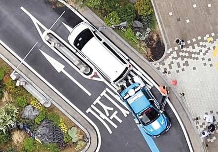 인천시 서구 한 아파트 지하주차장 입구를 막고 있던 스타렉스 차량이 견인되고 있다. [온라인 커뮤니티]