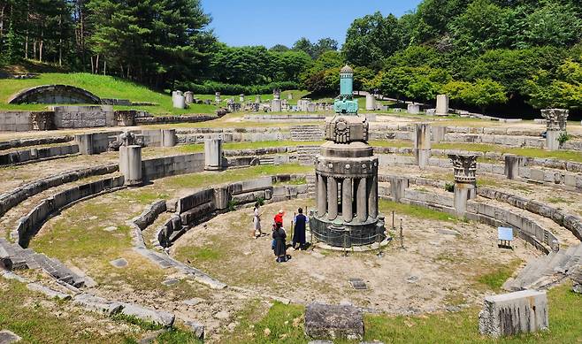 ‘조선총독부 철거 부재 전시공원’은 수직 5m 깊이의 구덩이 형태로 되어있다.