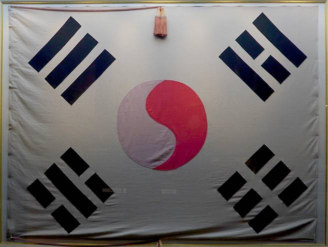 임시정부 태극기의 태극 문양은 세로 S라인이다.