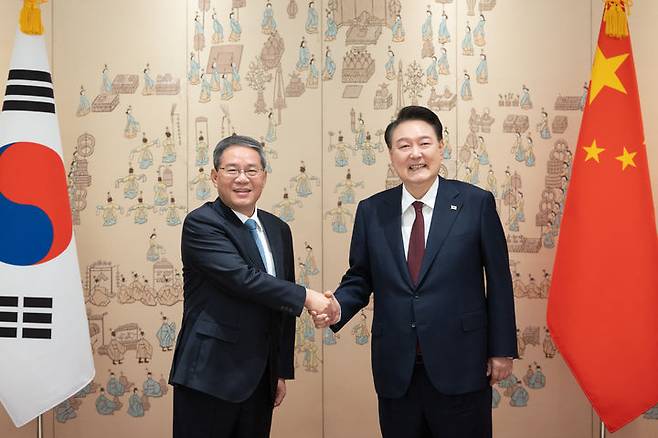 [서울=뉴시스] 윤석열 대통령이 26일 서울 용산 대통령실 청사에서 리창 중국 국무원 총리와 악수하며 기념촬영하고 있다. (사진=대통령실 제공) 2024.05.26. photo@newsis.com *재판매 및 DB 금지