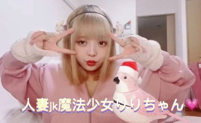 2020년부터 소셜미디어(SNS)에서 '타다키조시(頂き女子·받아먹는 여자) 리리짱'이라는 별명으로 활동하며 남성들에게 인기를 끈 와타나베 마이(25)는 1억 5500만엔(약 14억원)을 가로챈 혐의로 징역 9년과 벌금 800만엔을 선고받았다. (사진=유튜브 캡처) *재판매 및 DB 금지