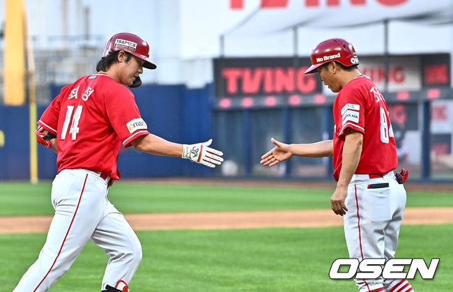 [OSEN=대구, 이석우 기자] 18일 대구삼성라이온즈파크에서 2024 신한 SOL 뱅크 KBO 리그 삼성 라이온즈와 SSG 랜더스의 경기가 열렸다. 홈팀 삼성은 이승민이 선발 출전하고 방문팀 SSG는 앤더슨이 선발 출전한다.SSG 랜더스 최정이 3회초 1사 2루 좌중월 역전 2점 홈런을 치고 하이파이브를 하고 있다. 2024.06.18 / foto0307@osen.co.kr