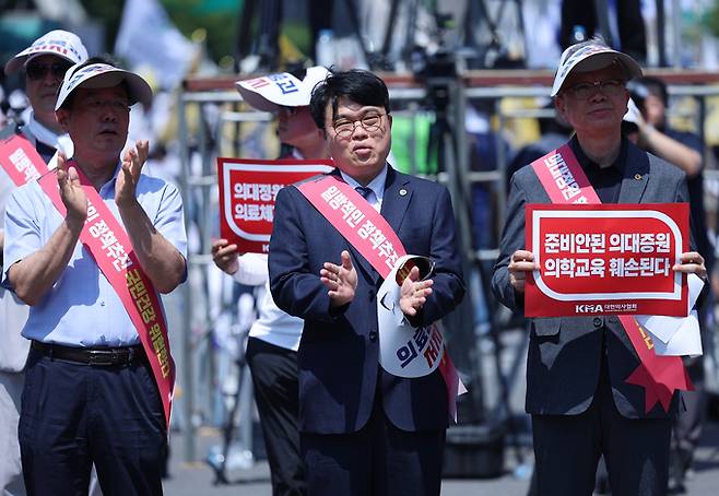 임현택 대한의사협회(의협) 회장이 18일 오후 서울 영등포구 여의대로에서 열린 전국 의사 총궐기대회에 참석해 박수치고 있다.    연합뉴스