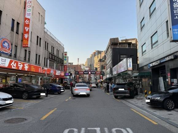 서울 중구 신당동 대표 골목 ‘떡볶이 먹거리 골목’은 주말이면 많은 사람들의 발걸음이 이어진다.