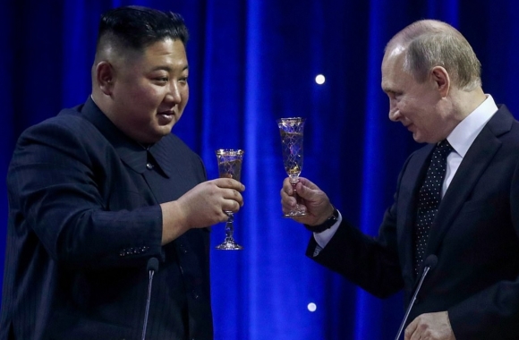 블라디미르 푸틴 러시아 대통령(오른쪽)이 18~19일 북한을 국빈 방문해 김정은 북한 국무위원장(왼쪽)과 정상회담을 갖는다. 자료사진