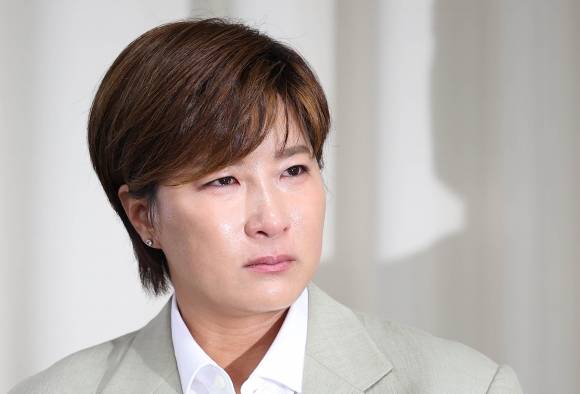 기자회견 중 눈물 보이는 박세리 - 박세리가 18일 오후 서울 강남구 스페이스쉐어 삼성코엑스센터에서 부친 박준철 씨의 사문서위조 혐의에 대한 기자회견 도중 눈물을 보이고 있다. 2024.6.18 연합뉴스