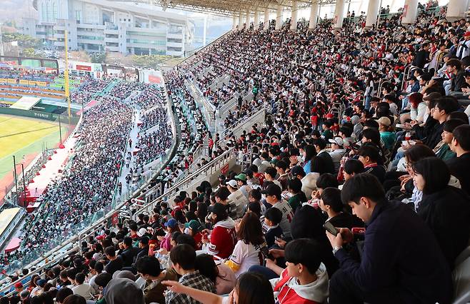 지난 3월24일 인천 SSG랜더스필드에서 열린 2024 신한 쏠뱅크 KBO리그 롯데 자이언츠와 SSG 랜더스의 경기 ⓒ연합뉴스