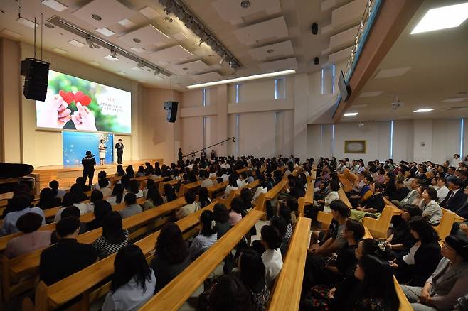 ‘이웃과 함께하는 힐링세미나’에서 발표자들이 관객들에게 다채로운 사연에 담긴 아버지와 어머니의 사랑을들려주고 있다.  (사진제공 ｜ 하나님의교회 세계복음선교협회)