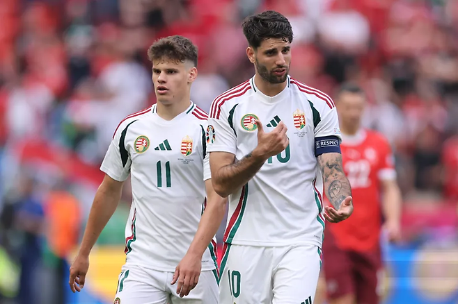 헝가리 대표팀 주장 소보슬러이 도미니크가 15일 스위스와의 유로 2024 조별리그 첫 경기 도중 팀 동료와 작전 대화를 하고 있다. 게티이미지코리아