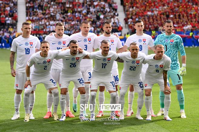 ▲ 벨기에가 슬로바키아에 패했다. 유로 2024 조별리그 E조 1차전에서 FIFA 랭킹 3위를 자랑하는 벨기에가 16개의 슈팅을 퍼붓고도 한 골도 뽑지 못하면서 대회 첫 이변의 희생양이 됐다. 슬로바키아는 5개의 세이브를 펼친 두브라브카 골키퍼를 앞세워 강한 수비력을 선보이며 대어를 잡았다.