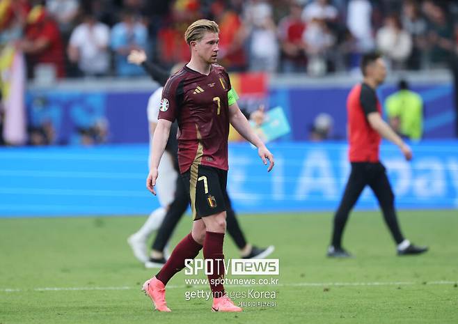 ▲ 벨기에가 슬로바키아에 패했다. 유로 2024 조별리그 E조 1차전에서 FIFA 랭킹 3위를 자랑하는 벨기에가 16개의 슈팅을 퍼붓고도 한 골도 뽑지 못하면서 대회 첫 이변의 희생양이 됐다. 슬로바키아는 5개의 세이브를 펼친 두브라브카 골키퍼를 앞세워 강한 수비력을 선보이며 대어를 잡았다.