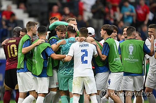 유럽축구연맹 2024 유럽축구선수권대회에서 국제축구연맹(FIFA) 랭킹 3위 벨기에가 48위 슬로바키아에게 충격패를 당하는 이변이 발생했다. 벨기에는 18일 독일 프랑크푸르트에 위치한 프랑크푸르트 아레나에서 열린 슬로바키아와의 유로 2024 조별리그 E조 1차전서 골 취소만 2번이나 발생하는 불운 속에 0-1로 패했다. FIFA 랭킹 3위가 45계단이나 낮은 국가에게 덜미를 잡혔다. 연합뉴스