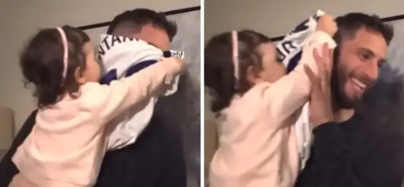 잉글리시 프리미어리그 빅클럽 토트넘 홋스퍼에서 주장을 하며 최다골 공격수로 올라선 손흥민이 다시 한 번 인종차별 피해를 입었다. 팀 동료 로드리고 벤탄쿠르가 손흥민을 대놓고 끔직한 인종차별적 발언을 했기 때문이다. 토트넘 팬들이 벤탄쿠르에게 진정성 있는 사과, 토트넘에 강력한 후속 조치를 요구하고 있으나 양측 모두 묵묵부답이다. 그런 가운데 손흥민은 브라질 홍수 이재민을 위로하기 위해 토트넘 선수들 친필사인이 들어간 자신의 셔츠를 기증한 것으로 드러났다. 우루과이 방송화면