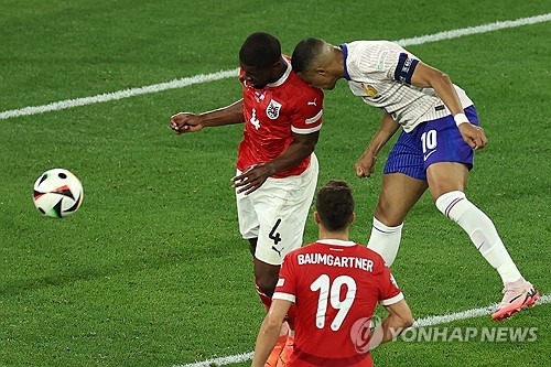 네덜란드 축구대표팀 주장이자 월드 클래스 센터백 버질 판데이크는 프랑스와의 UEFA 2024 유럽축구선수권대회 조별리그 D조 2차전을 앞두고 킬리안 음바페를 경계했다. 판데이크는 음바페가 1초 만에 변화를 만들 수 있는 선수라며 경계심을 드러냈다. 다만 음바페가 18일 오스트리아와의 유로 2024 조별리그 D조 1차전에서 공중볼 경합 도중 코뼈가 골절되면서 오는 22일에 열리는 네덜란드전에 나설 수 있을지 관심이 쏠리고 있다. 현재 프랑스는 음바페의 출전을 위해 안면 보호용 마스크를 제작 중인 것으로 알려졌다. 연합뉴스