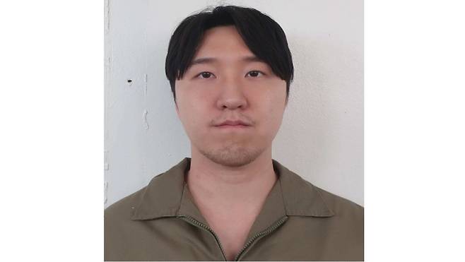 여자친구 살해한 혐의로 기소된 김레아(26)씨 (서울=연합뉴스) 검찰이 이별을 통보한 여자친구를 흉기로 찔러 살해하고 그의 어머니도 숨지게 하려 한 혐의로 재판에 넘겨진 26세 김레아의 신상정보를 지난 4월 22일 공개했다. [수원지검 홈페이지 갈무리]