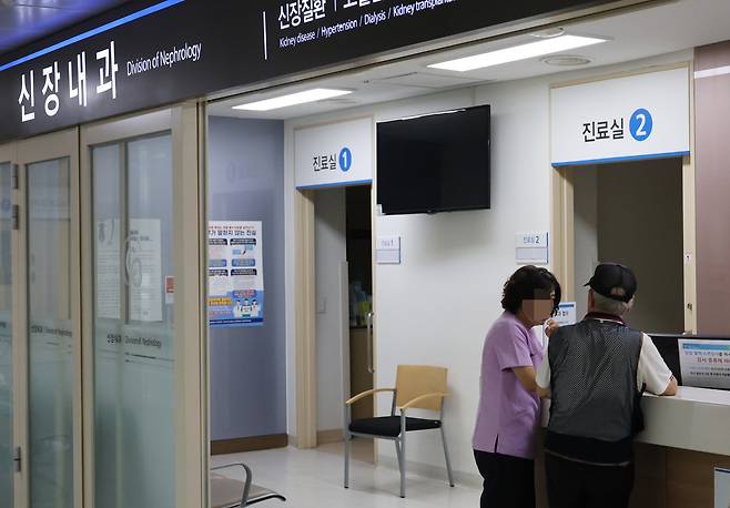 진료 일정 다시 안내하는 간호사 [이성민 촬영]