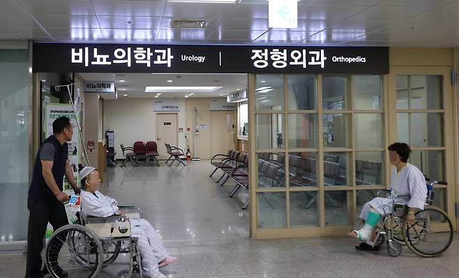 휴진한 정형외과 앞 지나는 환자들 [이성민 촬영]