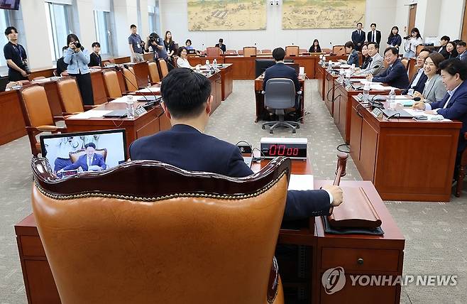 야당 단독으로 열린 교육위 (서울=연합뉴스) 김주성 기자 = 김영호 국회 교육위원장이 18일 오전 서울 여의도 국회에서 야당 단독으로 열린 교육위 첫 전체회의에서 의안을 상정하고 있다. 2024.6.18 utzza@yna.co.kr