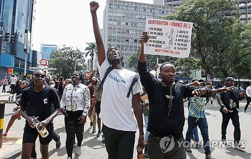 케냐 나이로비서 세금 인상 항의 시위 [로이터=연합뉴스]