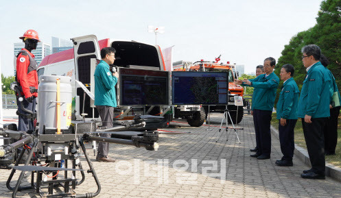 한덕수 국무총리가 19일 정부대전청사에서 산림분야 혁신제품인 웨어러블 로봇, 산림드론 등에 대해 설명을 듣고 있다. (사진=산림청 제공)