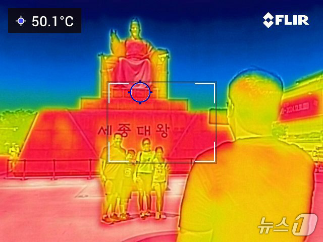 내륙 곳곳에 폭염특보가 확대 발령된 18일 오후 서울 광화문 세종대왕상이 50도를 나타내고 있다. (열화상 카메라 촬영) 2024.6.18/뉴스1 ⓒ News1 신웅수 기자